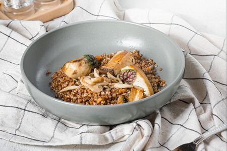 Зеленая гречка с грибным ассорти