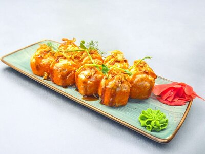 Запеченный шеф-ролл с угрем и лососем