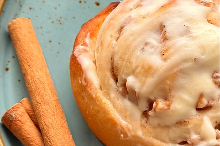 Булочка с грушей и корицей