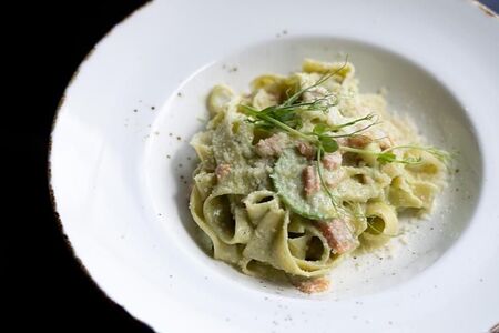 С лососем и соусом песто