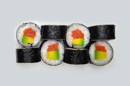 Маки лосось авокадо