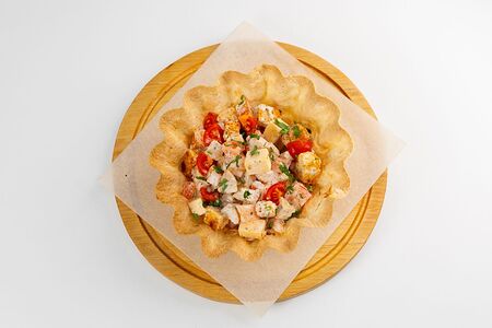 Салат с курицей, сыром и томатами