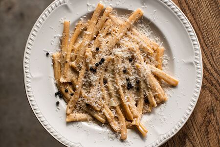 Казаречче с сыром пекорино и кампотским перцем