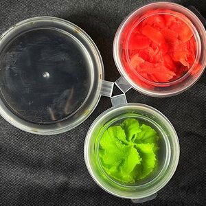 Соевый соус, имбирь, васаби