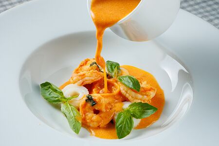 Сливочно-томатный суп с морепродуктами