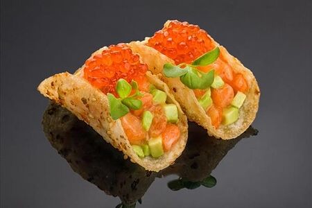 Тако с лососем, авокадо, икрой форели в горчично-медовом соусе