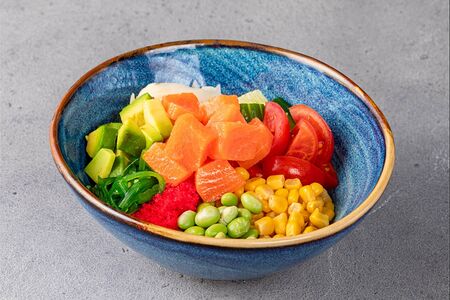 Боул с лососем и соусом майо 