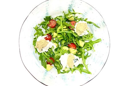 Салат со страчателлой и ореховым соусом