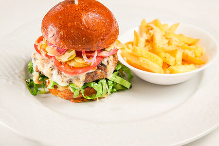 Бургер Loona с трюфельным фри