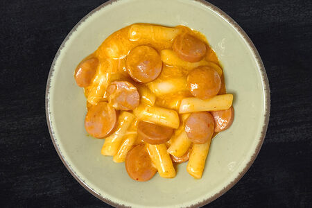 Острые токпокки с сосисками