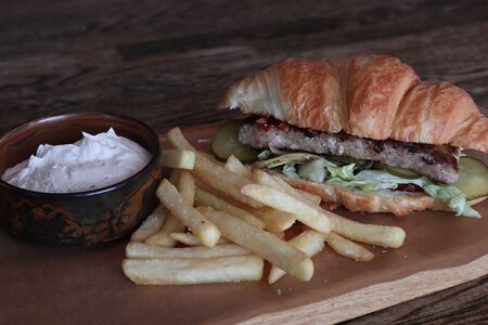 Круассан-бургер чикен