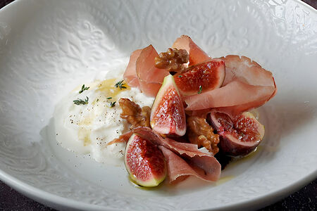 Страчателла с печеным перцеми фисташкой