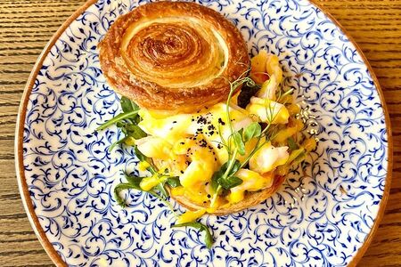 Креветка гриль с яйцом пашот 