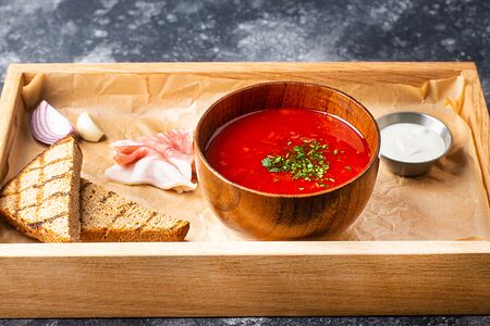 Борщ с ржаным хлебом и салом