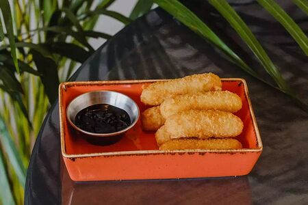 Хрустящая моцарелла с малиновым соусом