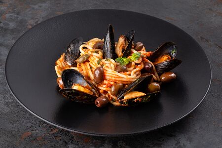 Паста в томатном соусе с мидиями