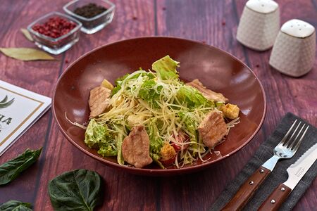 Салат Цезарь с куриной грудкой