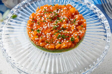 Тартар из лосося с медовым шисо и рисовым кранчем