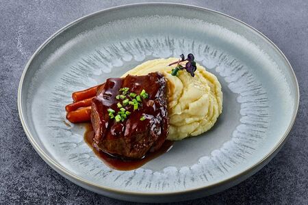 Томленые говяжьи щечки в соусе деми гласс 