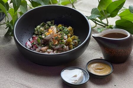 Окрошка с креветками, маринованным яйцом и квасом