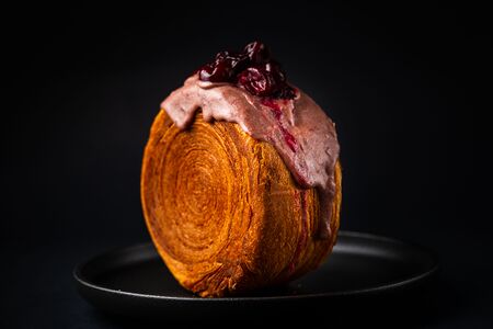 Круассан-ролл вишневый