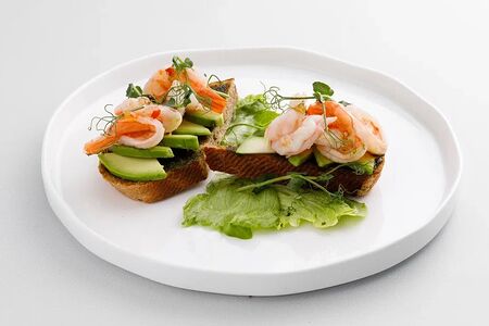 Тост с авокадо и креветкой