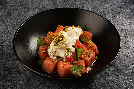 Закуска из арбуза с сыром страчатела