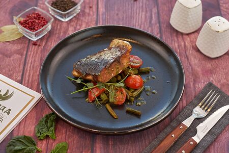 Подкопченный толстолобик с овощами и соусом песто