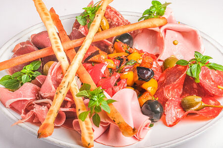 Ассорти мясных деликатесов