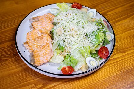 Салат Цезарь с семгой