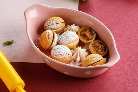 Орешки с вареной сгущенкой