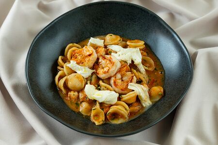 Орекьетте с креветками и моцареллой