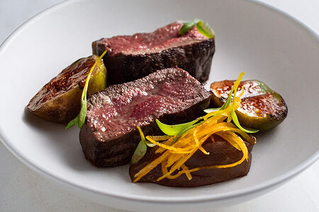 Корейка оленья с финиками и инжиром