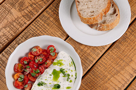 Творожный сыр с зеленью и печеными томатами