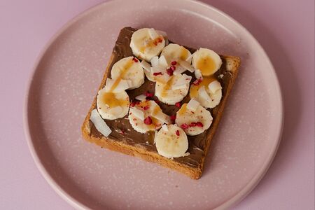 Большой тост с Нутеллой, бананом и карамелью 