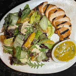 Салат с филе гриль и заправкой с семечками