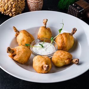 Куриные крылышки в кляре с чесночным соусом