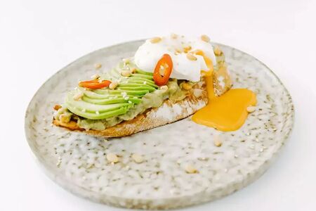 Брускетта с авокадо и яйцом пашот