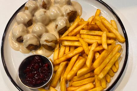 Фрикадельки по-шведски с фирменным соусом с гарниром на выбор