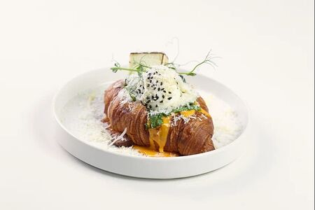 Круассан с яйцом пашот