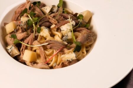 Паста с уткой, сыром дор блю и сливочным сыром 