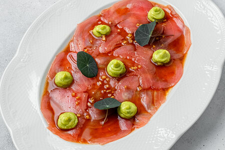 Карпаччо из тунца с имбирным маринадом и авокадо