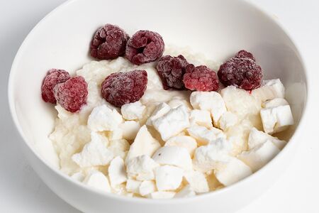 Рисовая каша с малиной и хрустящей меренгой