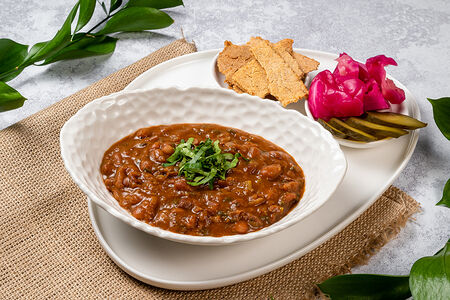 Красное лобио с кукурузными чипсами и соленьями