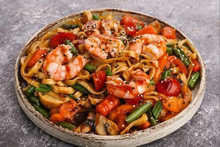 Вок с креветками