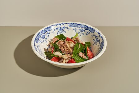 Салат с тунцом и белой фасолью