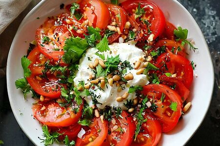 Салат с розовыми томатами и страчателлой 