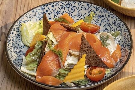 Салат с лососем и гренками