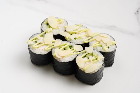 Малый ролл Креветка, огурец, васаби-соус и лепестки миндаля №64