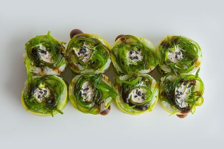 Ролл с лососем и авокадо